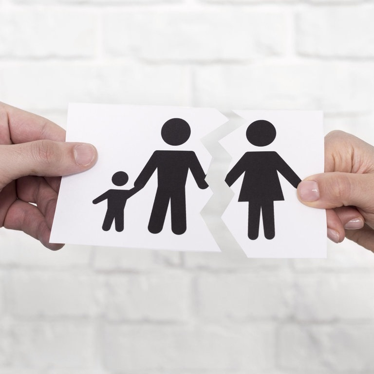Zwei Hände halten ein Bild von einer Familie, welches zerrissen wurde (Foto: picture-alliance / Reportdienste, picture alliance / Zoonar | Oleksandr Latkun)