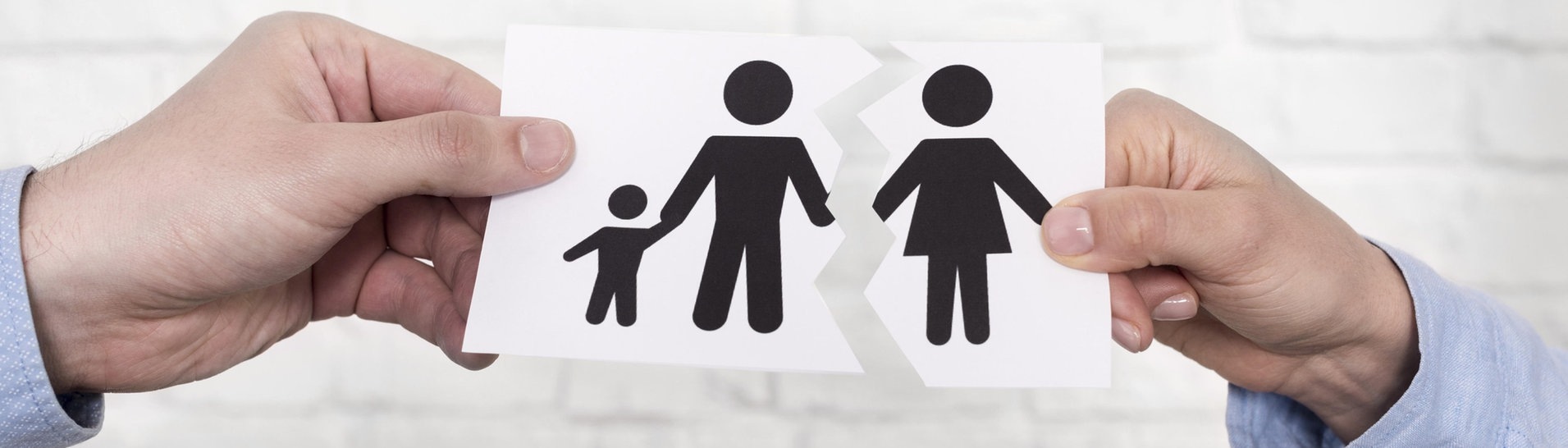 Zwei Hände halten ein Bild von einer Familie, welches zerrissen wurde (Foto: picture-alliance / Reportdienste, picture alliance / Zoonar | Oleksandr Latkun)