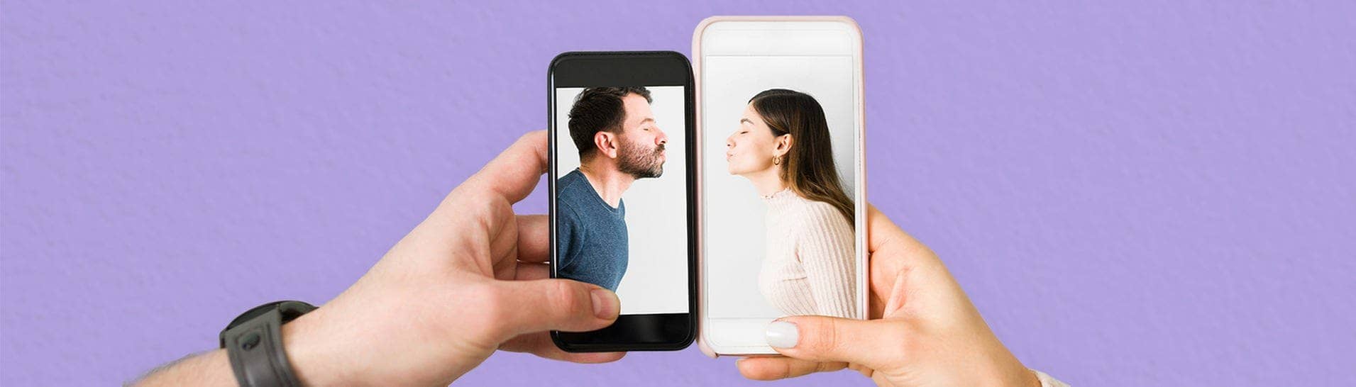 Zwei Menschen halten Smartphones aneinander. Darauf zu sehen sind ein Mann und eine Frau, die einen Kussmund formen. (Foto: Adobe Stock/Antionio Diaz)