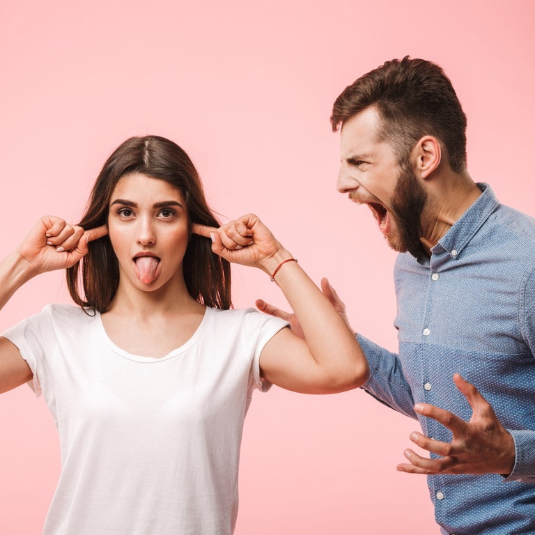 Frau streckt Zunge raus, Mann schreit (Foto: AdobeStock Drobot Dean)