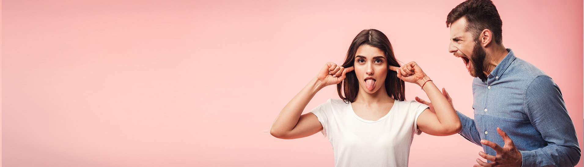 Frau streckt Zunge raus, Mann schreit (Foto: AdobeStock Drobot Dean)
