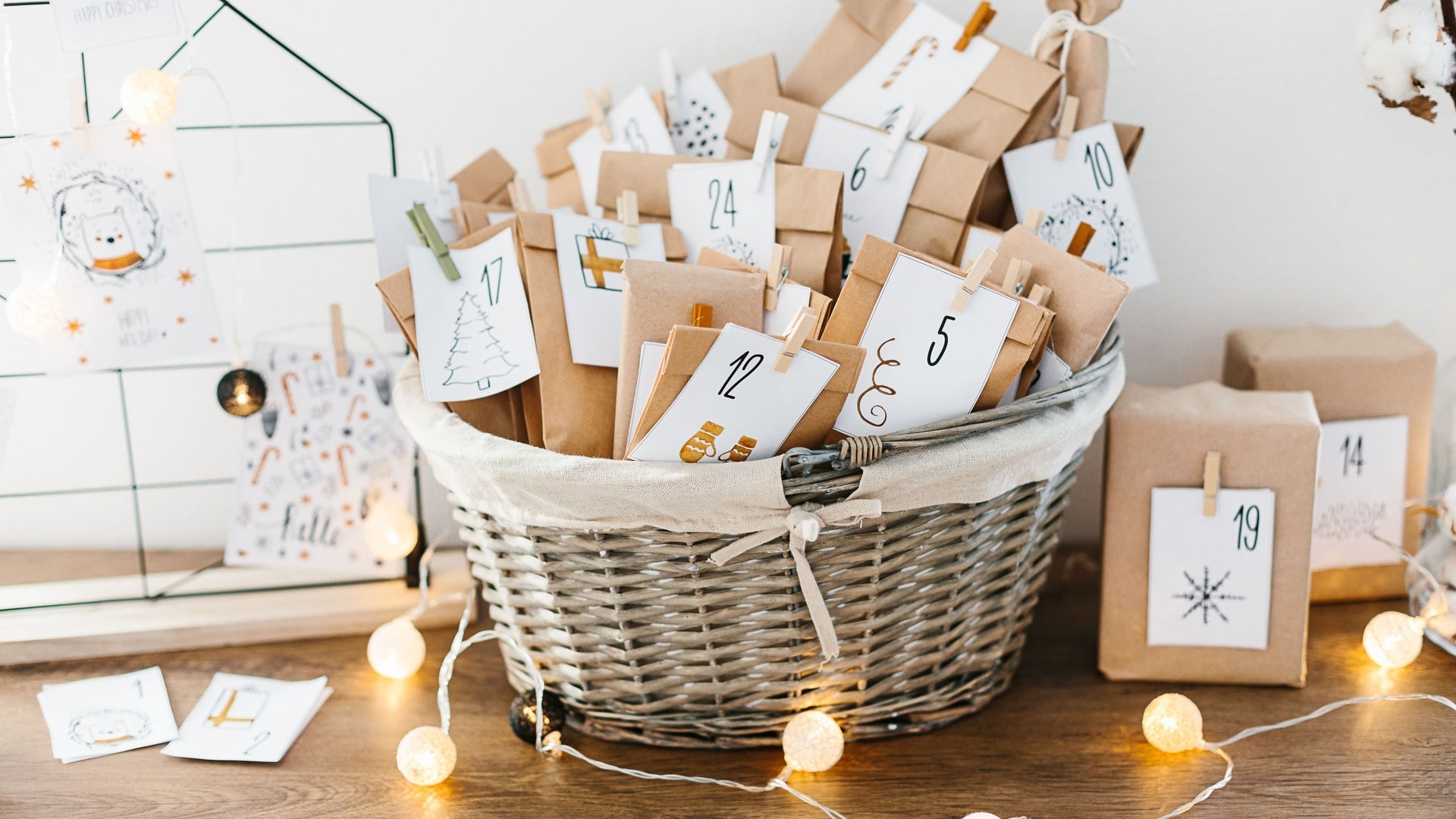 Foto: Adobe Stock/sweetlaniko Adventskalender in kleinen Schachteln mit Lichterkette (Foto: Adobe Stock/sweetlaniko)