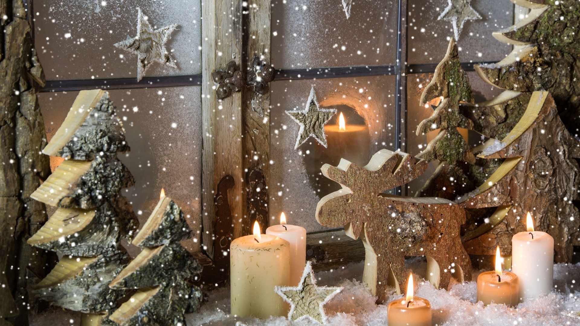 Foto: Adobe Stock / Jeanette Dietl Weihnachtsdeko vor dem Fenster: Mit Tannenzweigen, Kerzen und einer Elch-Figur aus Holz (Foto: Adobe Stock / Jeanette Dietl)