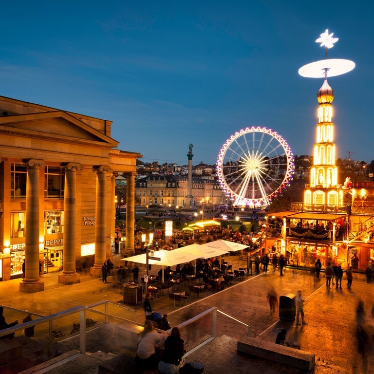 Ein beleuchtetes Riesenrad und viele Stände stehen auf dem Stuttgarter Weihnachtsmarkt (Foto: dpa Bildfunk, Picture Alliance)