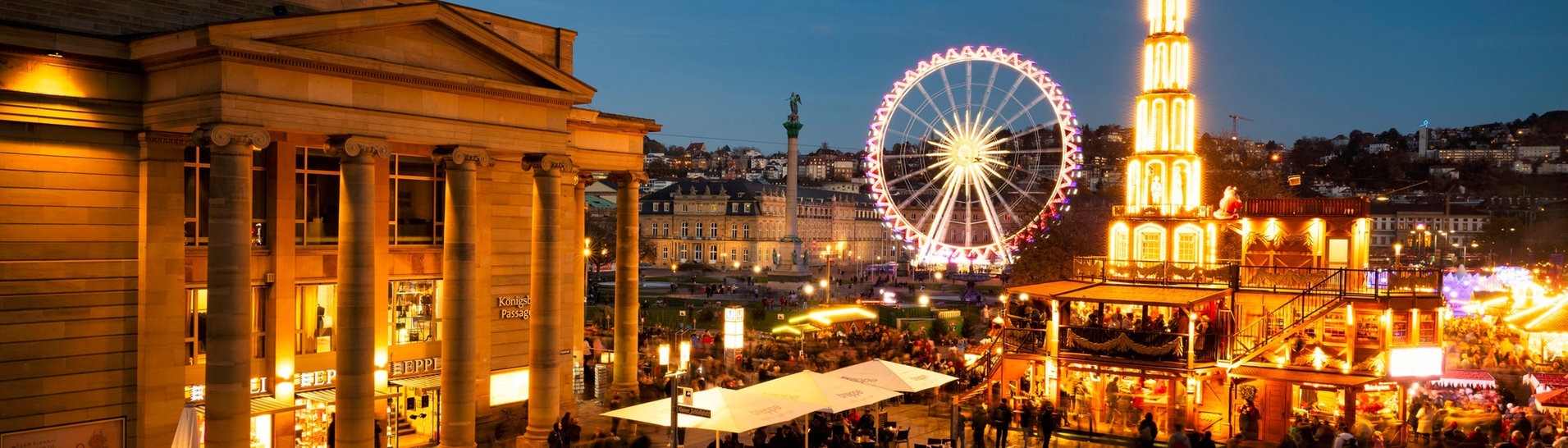 Ein beleuchtetes Riesenrad und viele Stände stehen auf dem Stuttgarter Weihnachtsmarkt (Foto: dpa Bildfunk, Picture Alliance)