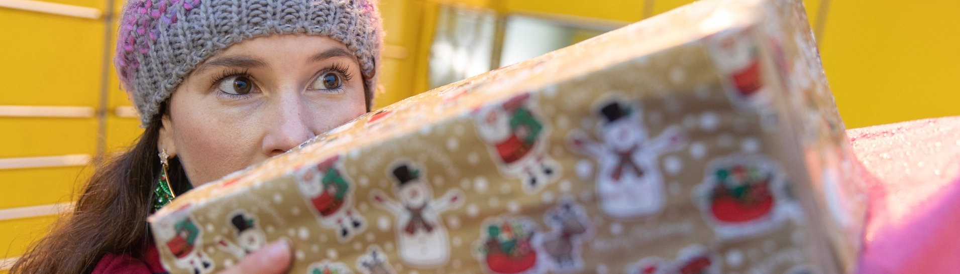 Eine Frau trägt ein paar Geschenke auf ihren Händen (Foto: dpa Bildfunk, Picture Alliance)