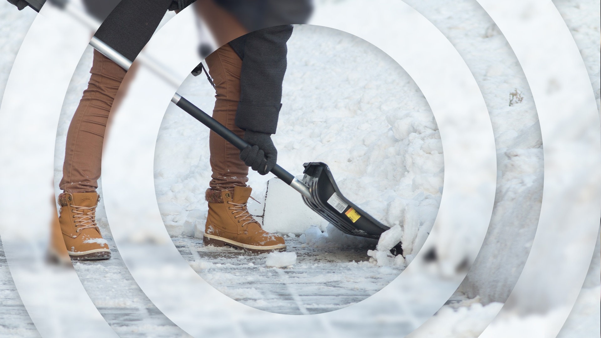 Mensch mit Schneeschaufel beim Schneeräumen (Foto: sefoma)