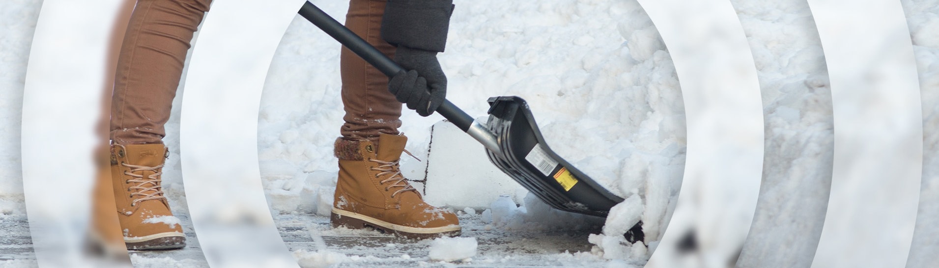 Mensch mit Schneeschaufel beim Schneeräumen (Foto: sefoma)