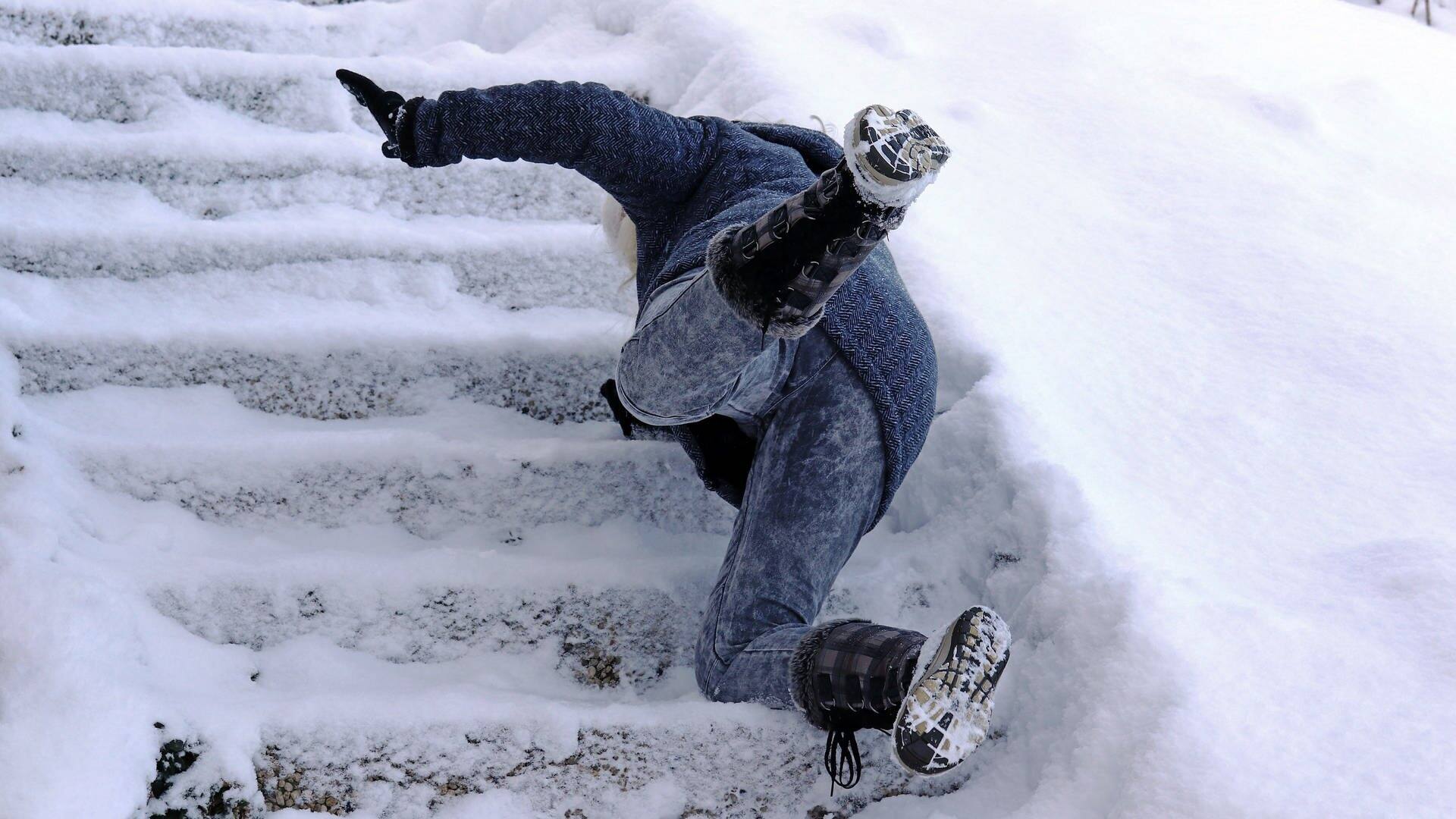 Mensch rutscht auf einer vereisten Treppe aus (Foto: AdobeStock: Astrid Gast)
