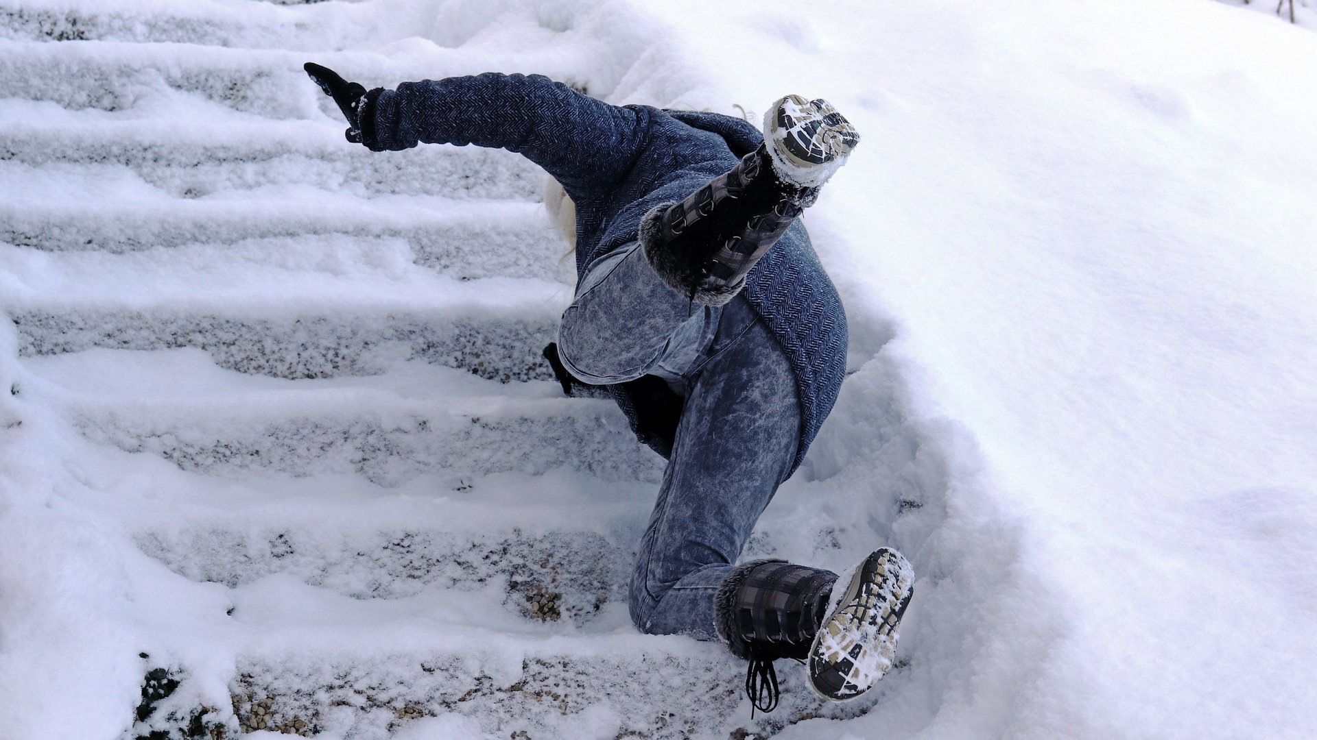 Foto: AdobeStock: Astrid Gast Mensch rutscht auf einer vereisten Treppe aus (Foto: AdobeStock: Astrid Gast)