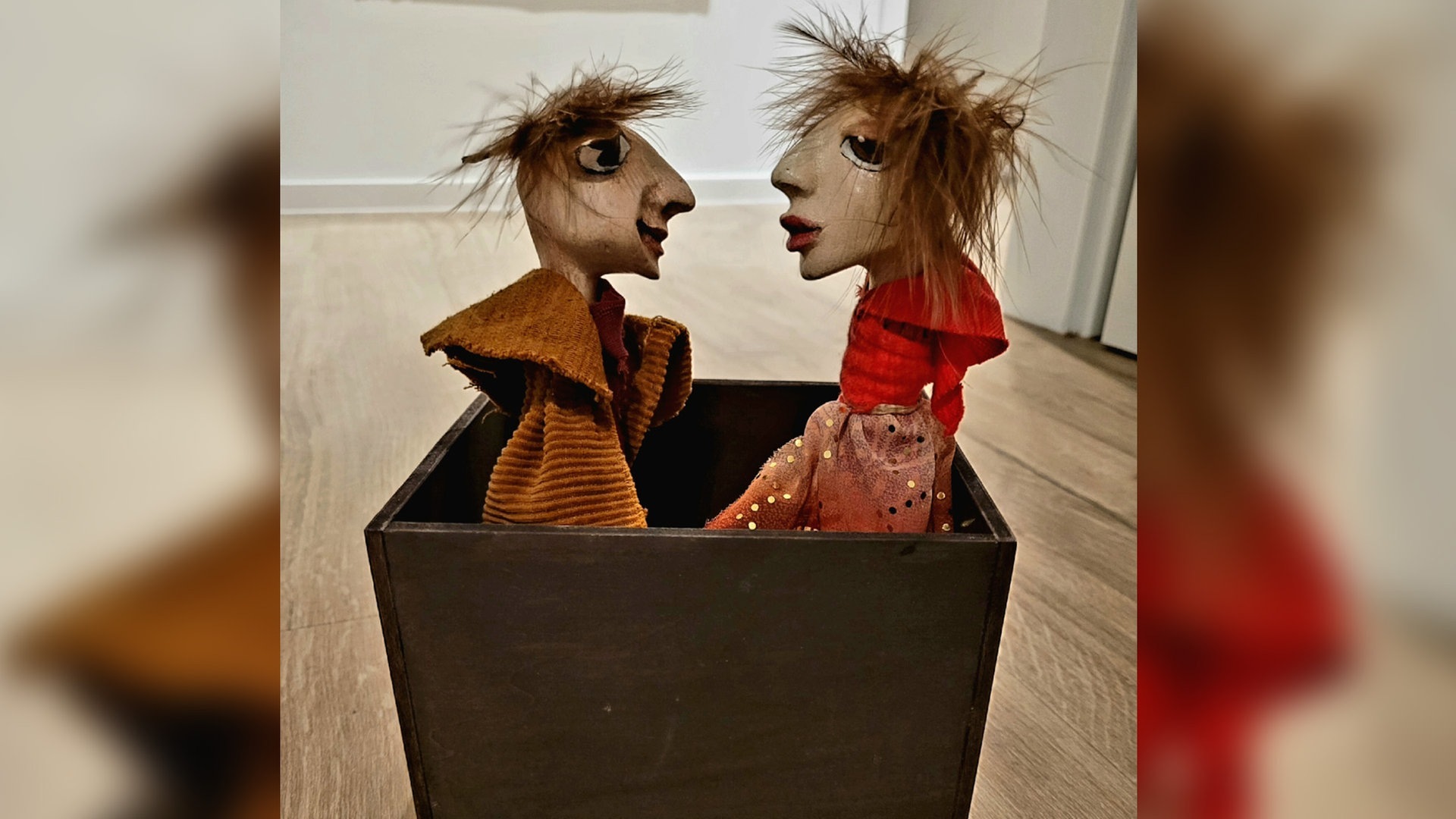 Foto: privat Zwei Puppen in einer schwarzen Kiste. (Foto: privat)