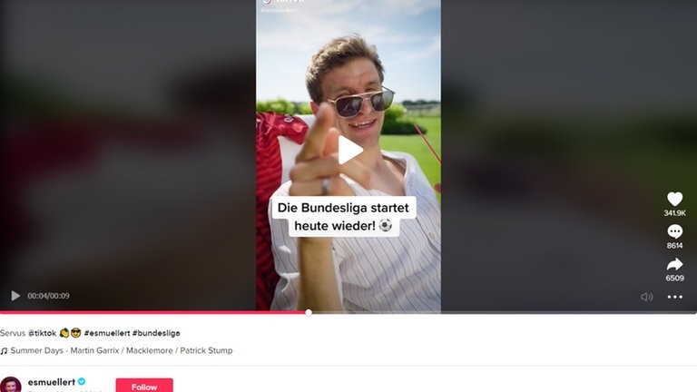 Foto: SWR, Screenshot Screenshot eines Videos auf Thomas Müllers Tiktok-Kanal. Müller sitzt im Liegestuhl auf einer Wiese und trinkt einen Cocktail. (Foto: SWR, Screenshot)