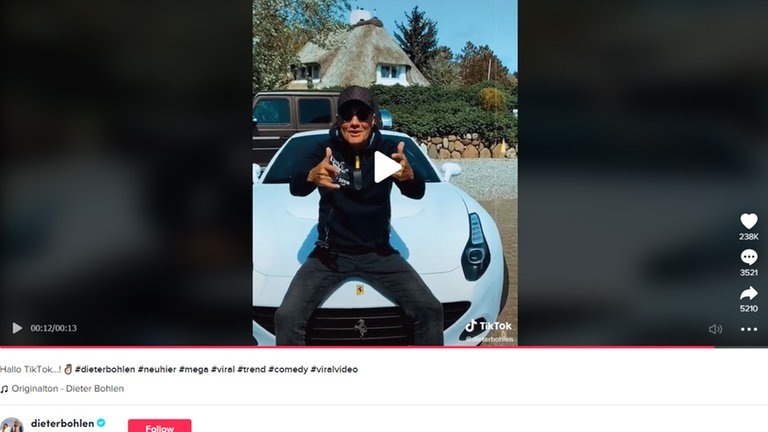 Foto: SWR, Screenshot Screenshot eines Videos von Dieter Bohlens Tiktok Kanal. Dabei sitzt er vor einem Haus auf der Motorhaube eines weißen Ferrari (Foto: SWR, Screenshot)