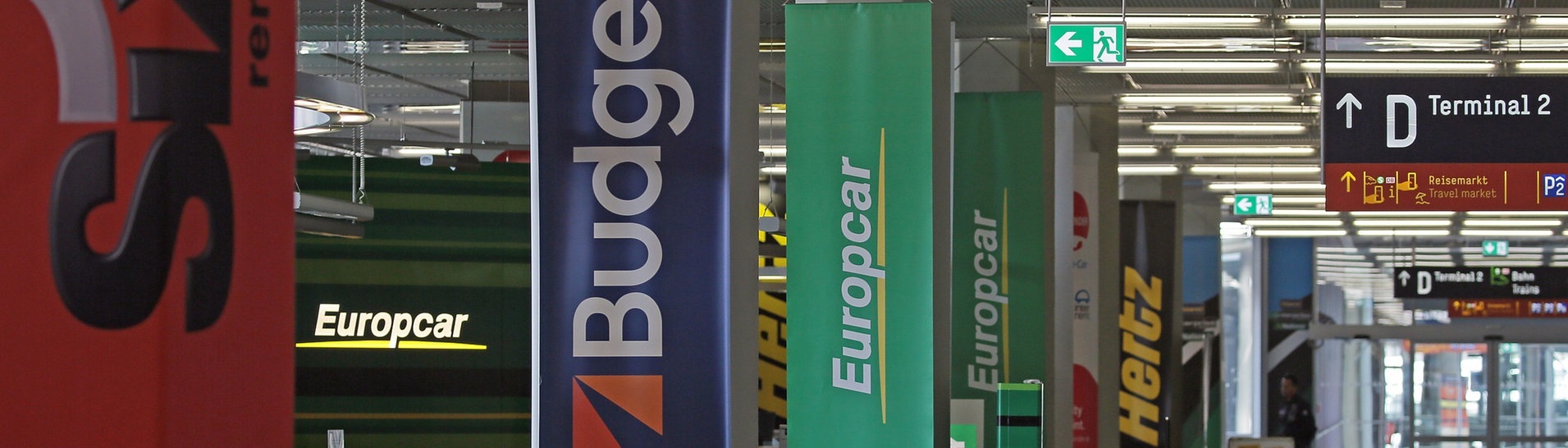 Die Schalter verschiedener Mietwagen-Anbieter am Flughafen Köln-Bonn (Foto: dpa Bildfunk, picture alliance/dpa | Oliver Berg)