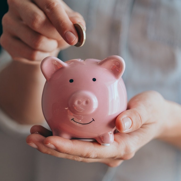 Ein Sparschwein schaut fröhlich in die Kamera. (Foto: Adobe Stock, Nana_studio)