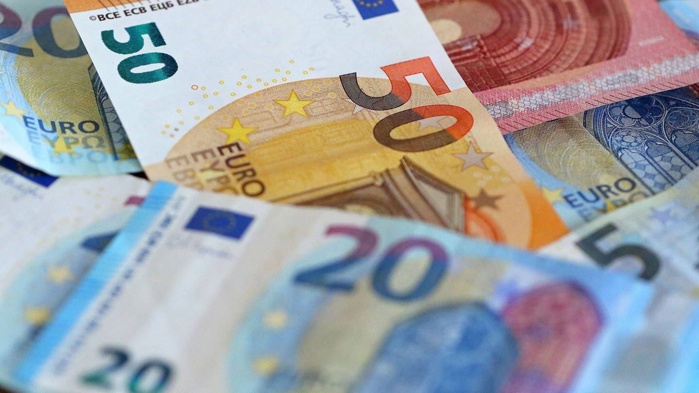 Geldscheine liegen übereinander (Foto: picture-alliance / Reportdienste, picture alliance / pressefoto_korb | Micha Korb)
