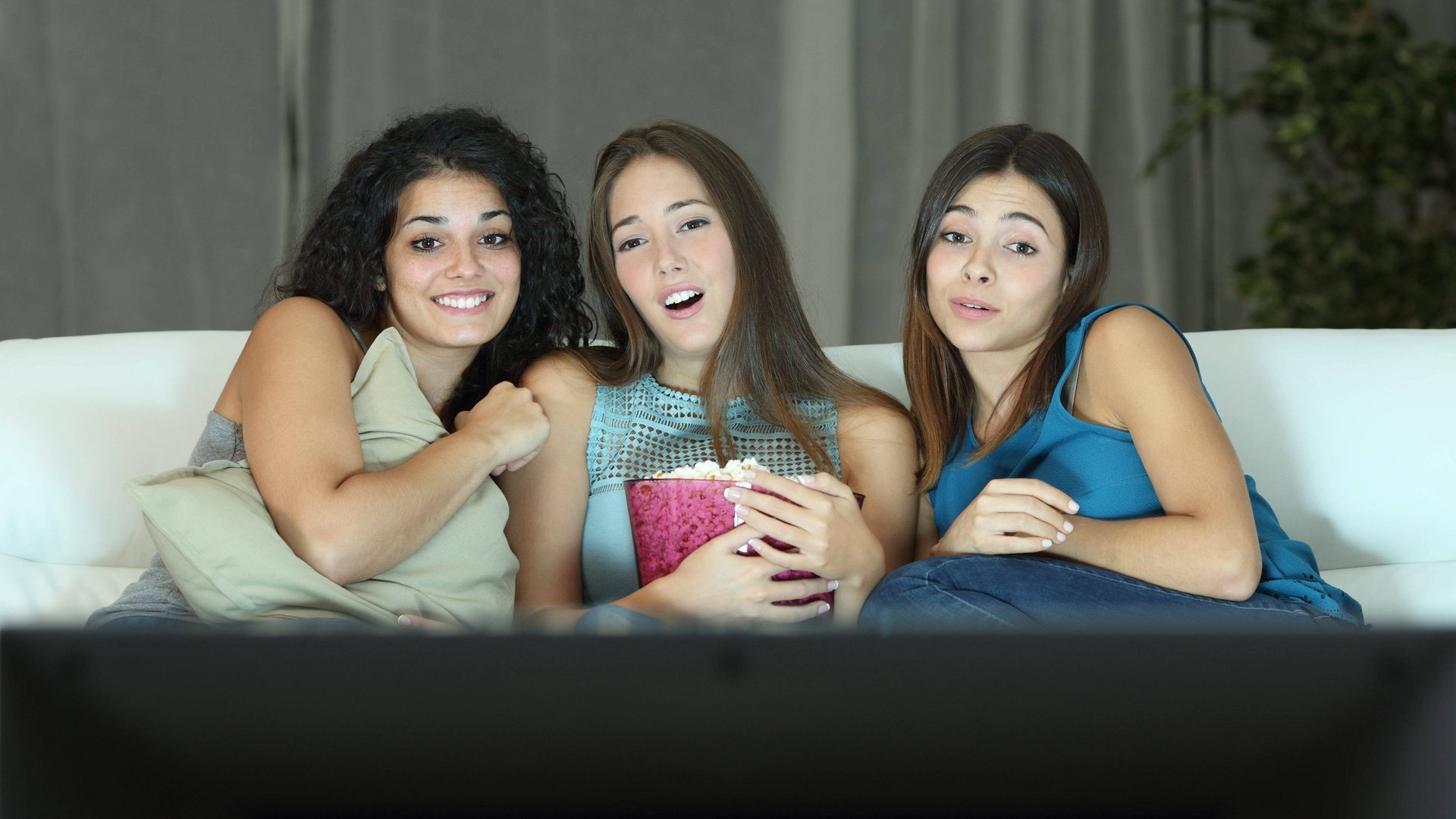 Drei Frauen schauen gemeinsam in den Fernseher. (Foto: picture-alliance / Reportdienste, picture alliance / Panther Media | Antonio Guillen Fernández)