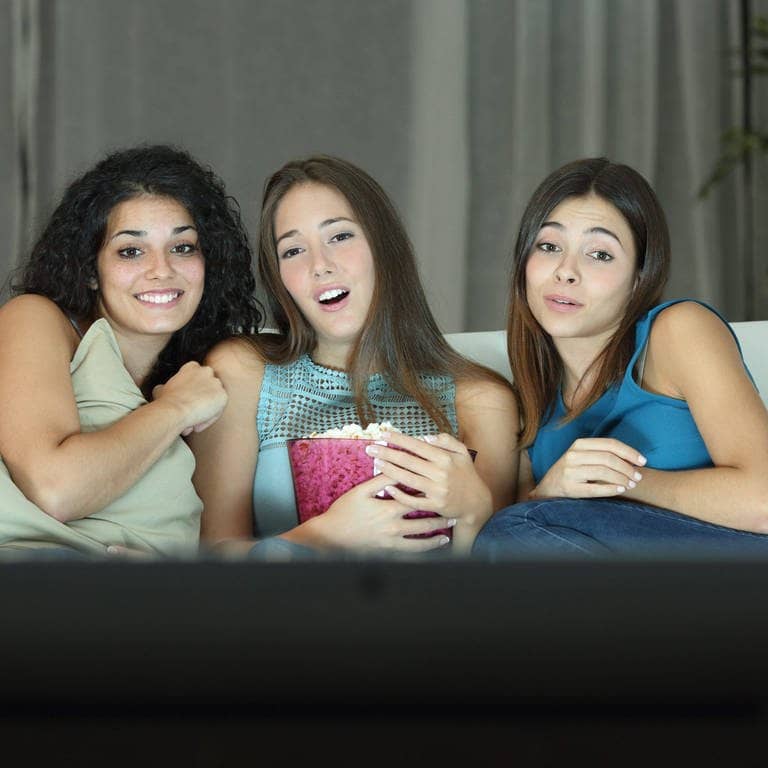 Drei Frauen schauen gemeinsam in den Fernseher. (Foto: picture-alliance / Reportdienste, picture alliance / Panther Media | Antonio Guillen Fernández)