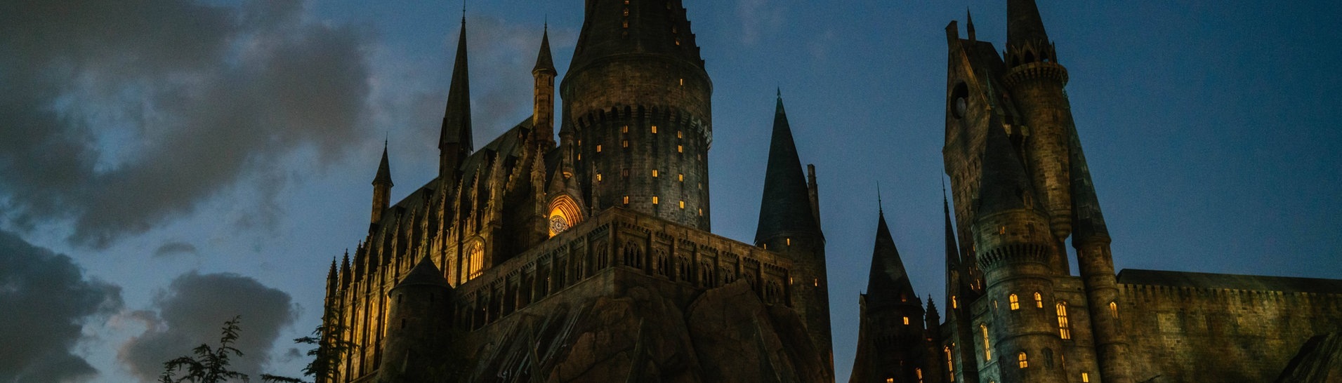 Schloss Hogwarts bei Nacht (Foto: IMAGO, Imaginechina-Tuchong)