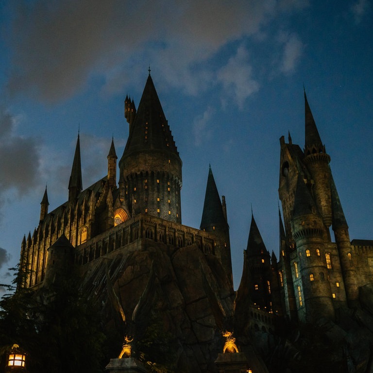 Schloss Hogwarts bei Nacht (Foto: IMAGO, Imaginechina-Tuchong)