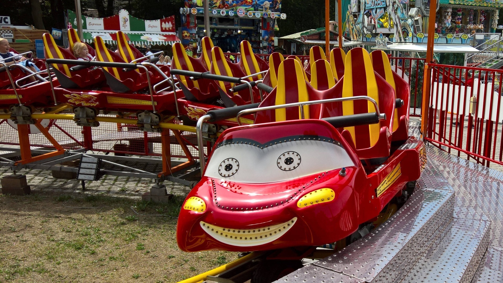 Foto: IMAGO, IMAGO / Manfred Segerer Achterbahn mit dem ersten Wagen, der ein gesicht hat. Gaeubodenvolksfest (Foto: IMAGO, IMAGO / Manfred Segerer)