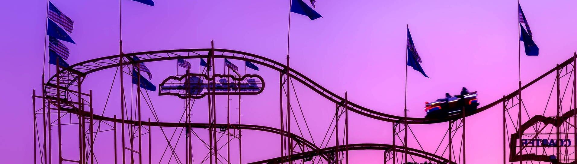 Achterbahn vor rosa Himmel (Foto: IMAGO, IMAGO / Shotshop)