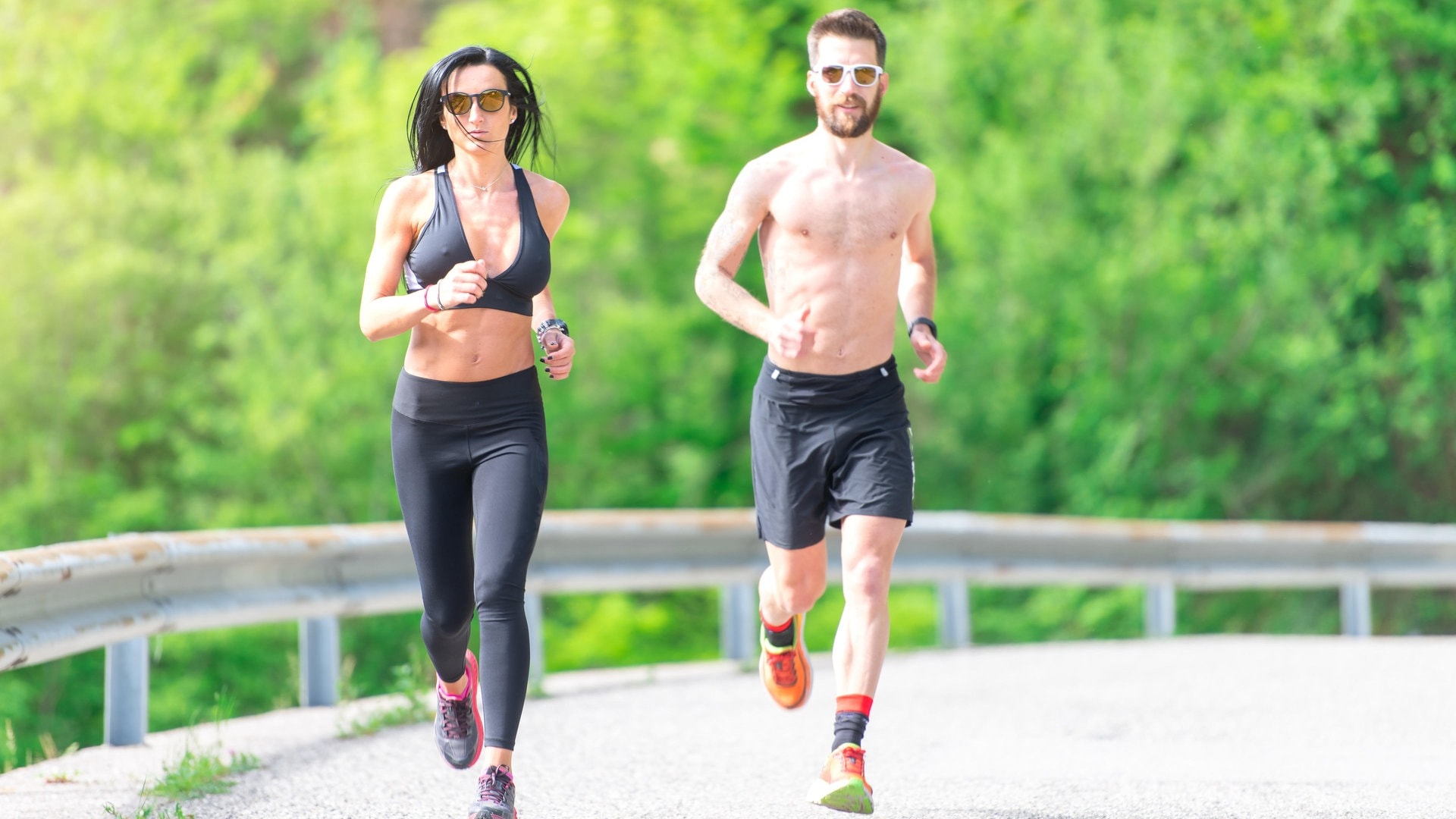 Ein Mann und eine Frau in Sportbekleidung joggen eine Straße entlang der Kamera entgegen. (Foto: picture-alliance / Reportdienste, picture alliance / CHROMORANGE | Michelangelo Oprandi)