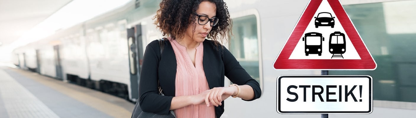 Frau steht am Bahnsteig und sieht nervös auf ihre Uhr. Rechts neben ihr ein Schild mit der Aufschrift „Streik“ und Symbolen für Bus, Bahn und Auto. (Foto: Adobe Stock)