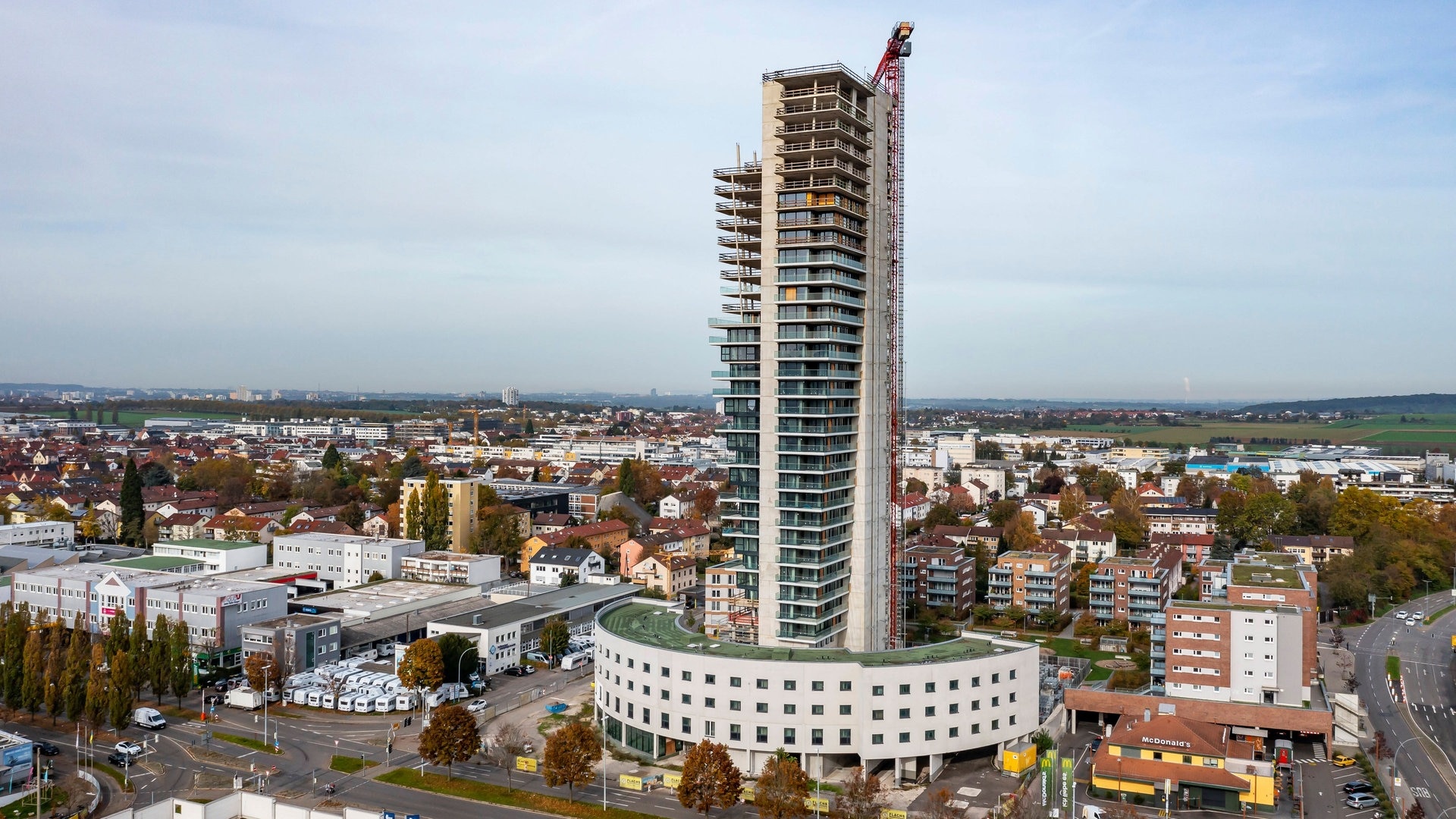 Foto: IMAGO, Arnulf Hettrich Ein Hochhaus in Fellbach namens SLT 107 Schwabenlandtower. (Foto: IMAGO, Arnulf Hettrich)