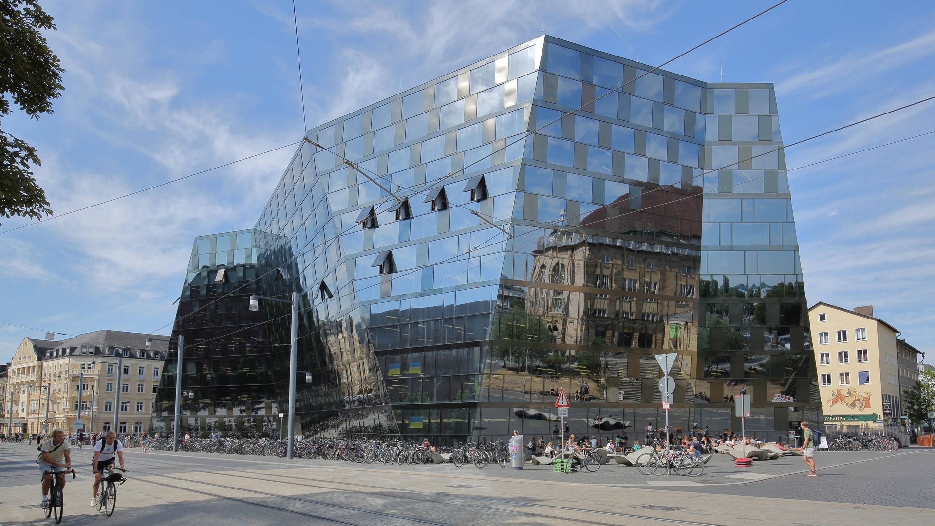 Foto: IMAGO, imagebroker Unibibliothek in Freiburg mit verspiegelter Fassade. (Foto: IMAGO, imagebroker)