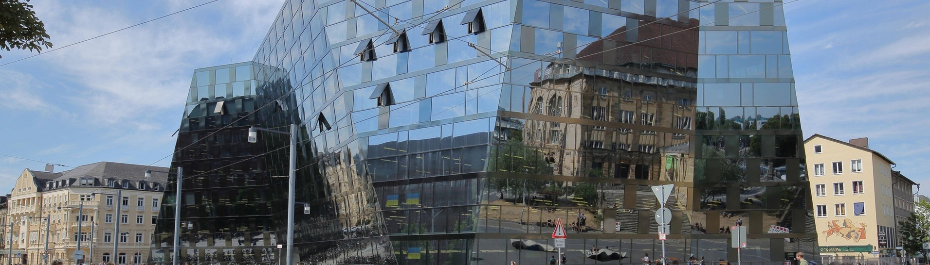 Unibibliothek in Freiburg mit verspiegelter Fassade. (Foto: IMAGO, imagebroker)