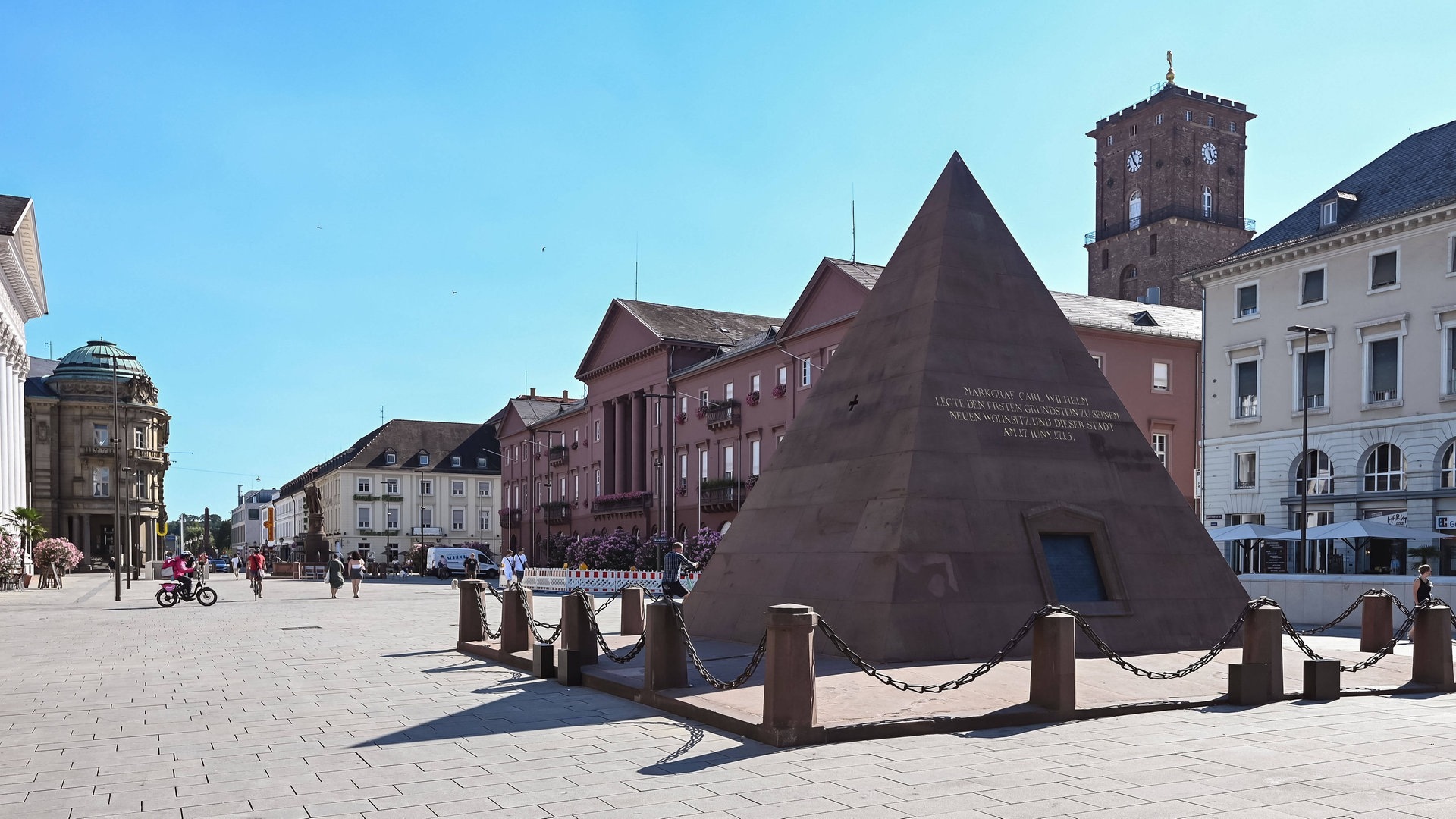 Foto: IMAGO, epd Ein Blick über den neu gestalteten Marktplatz in Karlsruhe. (Foto: IMAGO, epd)