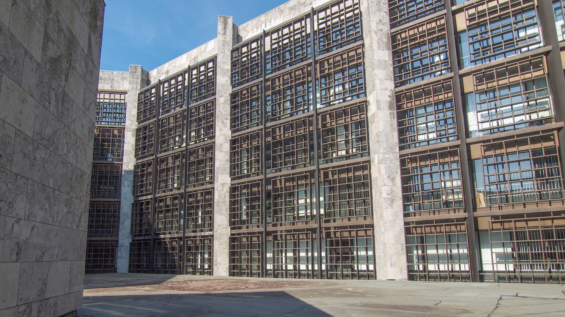 Foto: IMAGO, YAY Images Die Fassade des Mainzer Rathaus aus Naturstein und Gittern an den Fenstern. (Foto: IMAGO, YAY Images)
