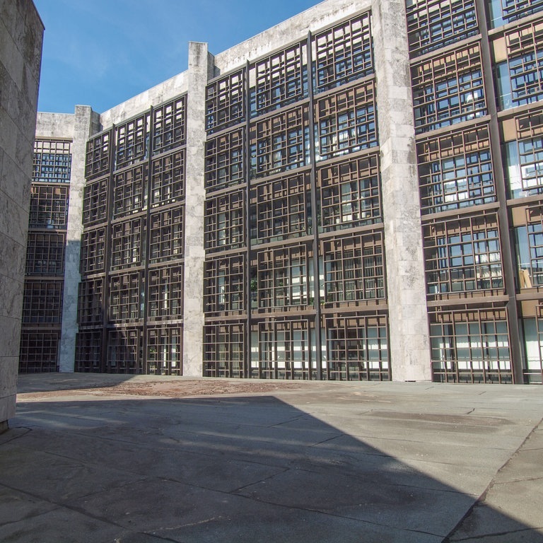Die Fassade des Mainzer Rathaus aus Naturstein und Gittern an den Fenstern. (Foto: IMAGO, YAY Images)