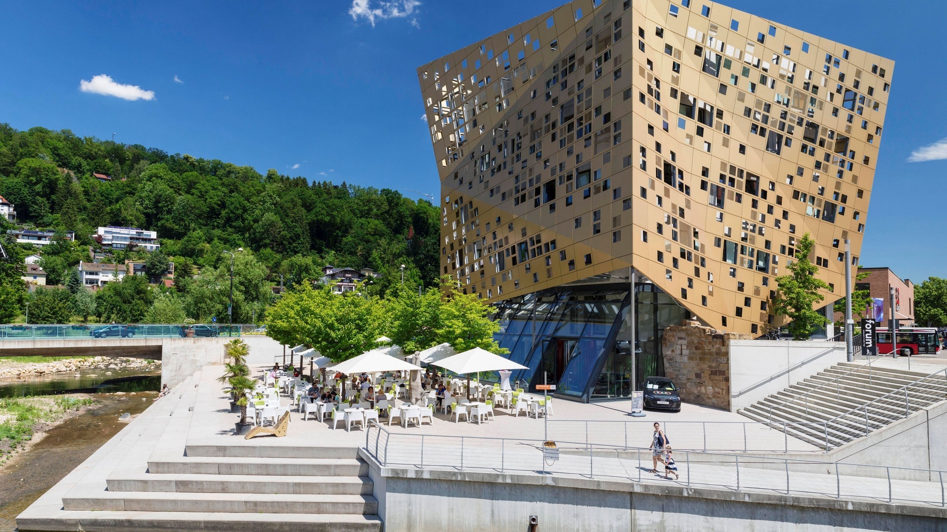 Foto: IMAGO, Imagebroker Forum Gold und Silber in Schwäbisch Gmünd: Ein würfelartiges Gebäude am Flussufer. (Foto: IMAGO, Imagebroker)