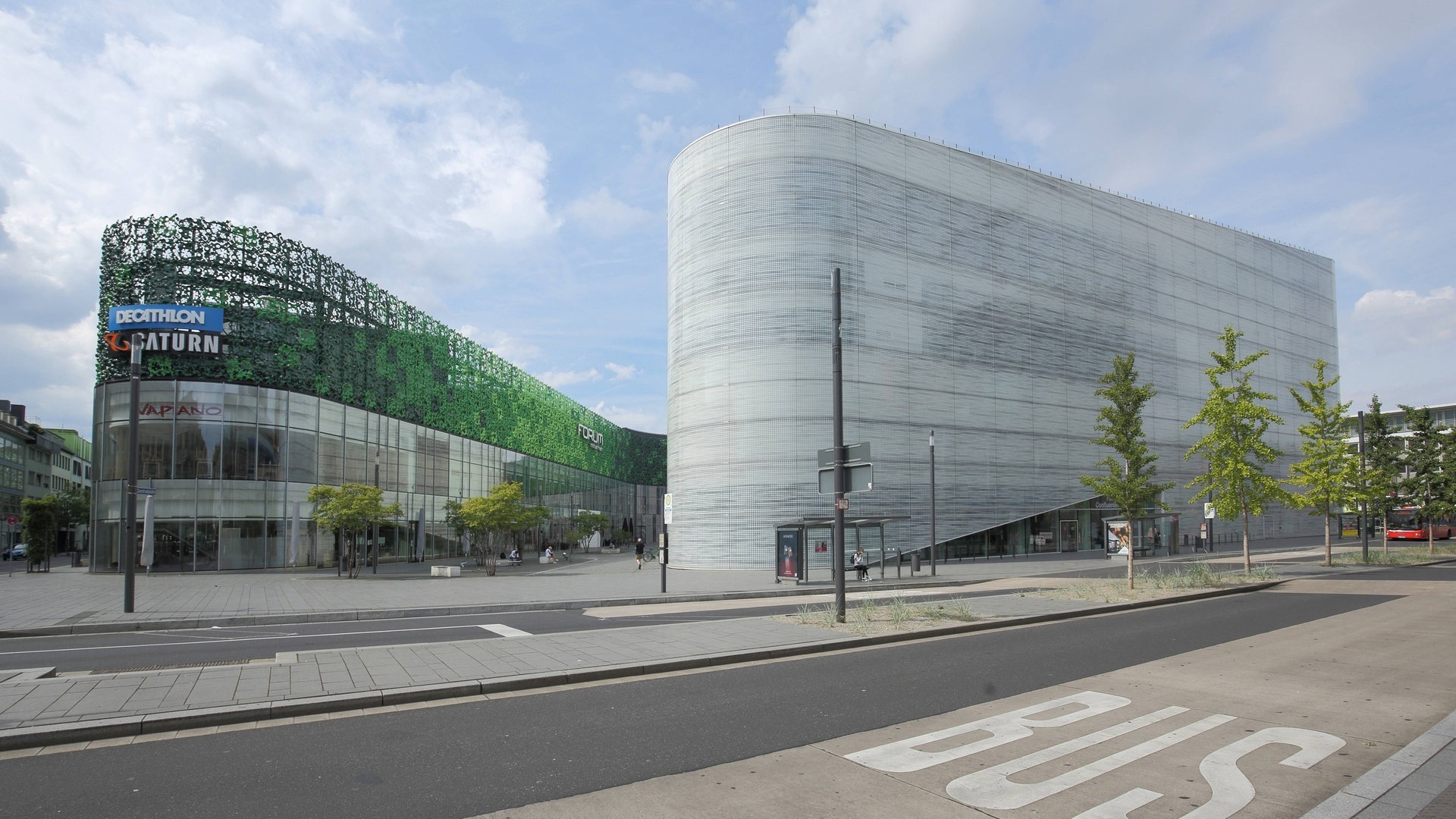 Foto: IMAGO, Alimdi Zentralplatz in Koblenz mit dem Forum Confluentes rechts und dem Forum Mittelrhein links. (Foto: IMAGO, Alimdi)