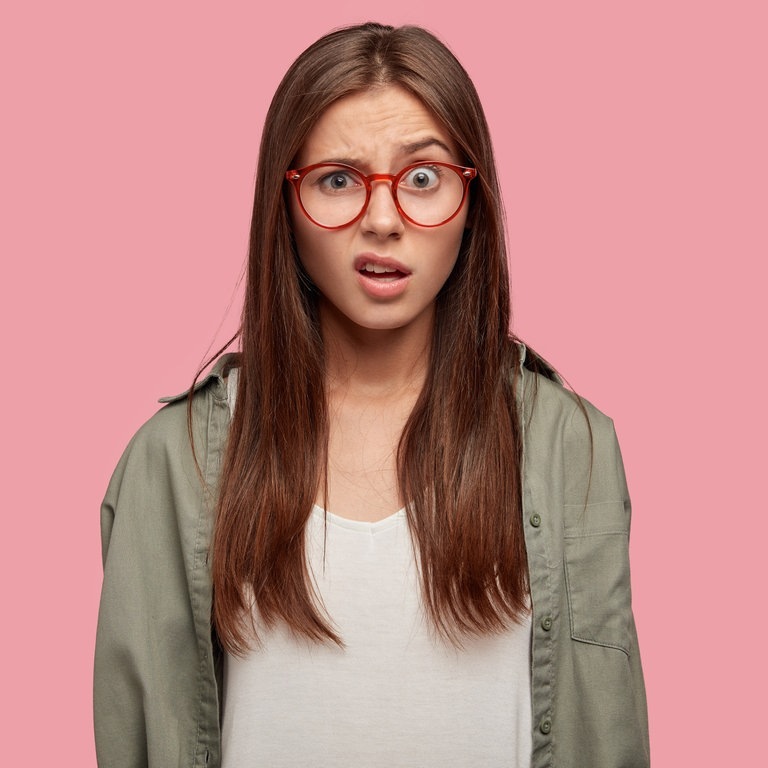 Eine Frau schaut verwirrt, weil ein Paket angeblich zugestellt wurde, aber nicht da ist. (Foto: Adobe Stock, Wayhome Studio)