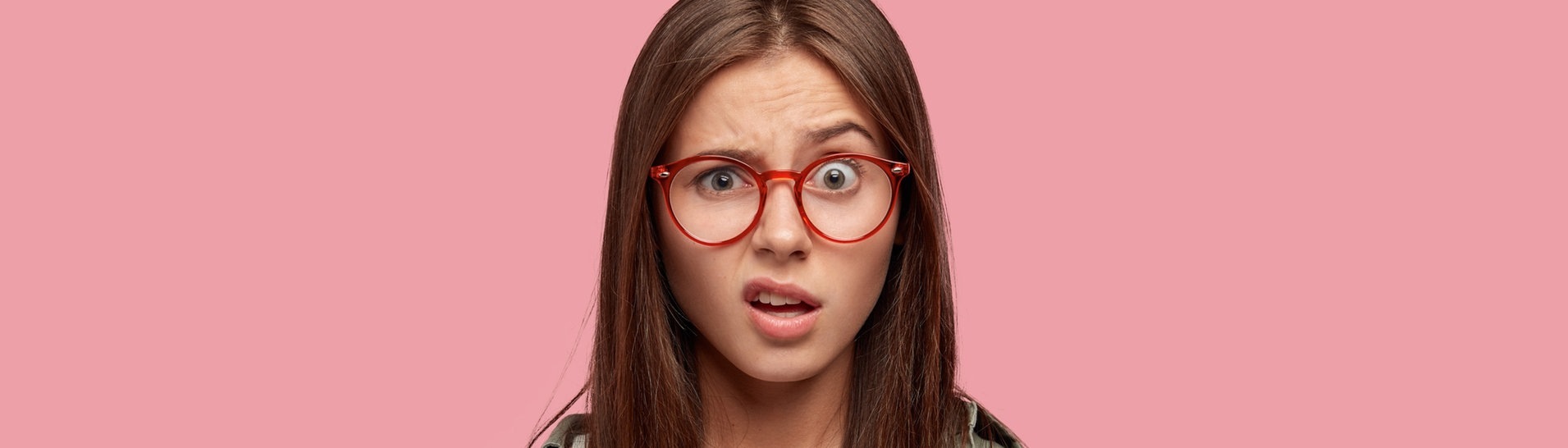 Eine Frau schaut verwirrt, weil ein Paket angeblich zugestellt wurde, aber nicht da ist. (Foto: Adobe Stock, Wayhome Studio)