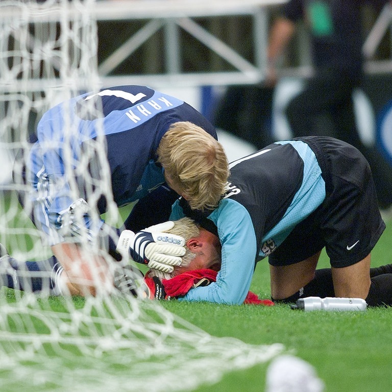 23.05.2001 FC Bayern Muenchen - FC Valencia: Oliver Kahn tröstet Valencias Torwart Santiago Canizares und zeigt, wie echtes Fair Play im Sport geht! (Foto: dpa Bildfunk, picture alliance / Pressefoto ULMER/Markus Ulmer | Pressefoto ULMER/Markus Ulmer)