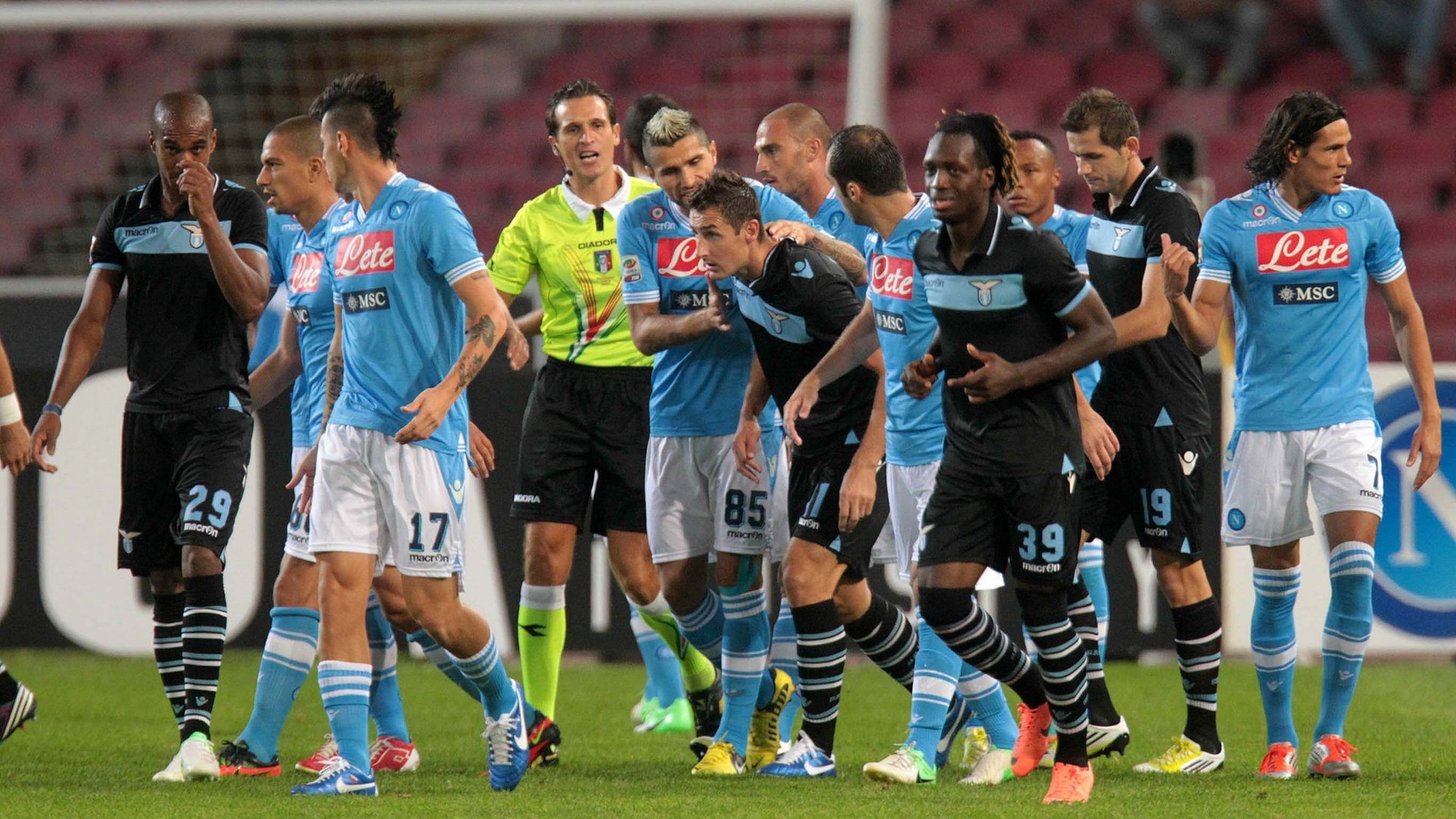 Foto: dpa Bildfunk, picture alliance / augenklick/firo Sportphoto | firo Sportphoto/aldo liverani Fair Play beim Spiel SSC Neapel gegen Lazio Rom. Miroslav Klose gibt sein Handspiel vor dem Torschuß gegen Neapel zu. Später erhält der Sportler für seine Ehrlichkeit mehrere Auszeichnungen. (Foto: dpa Bildfunk, picture alliance / augenklick/firo Sportphoto | firo Sportphoto/aldo liverani)