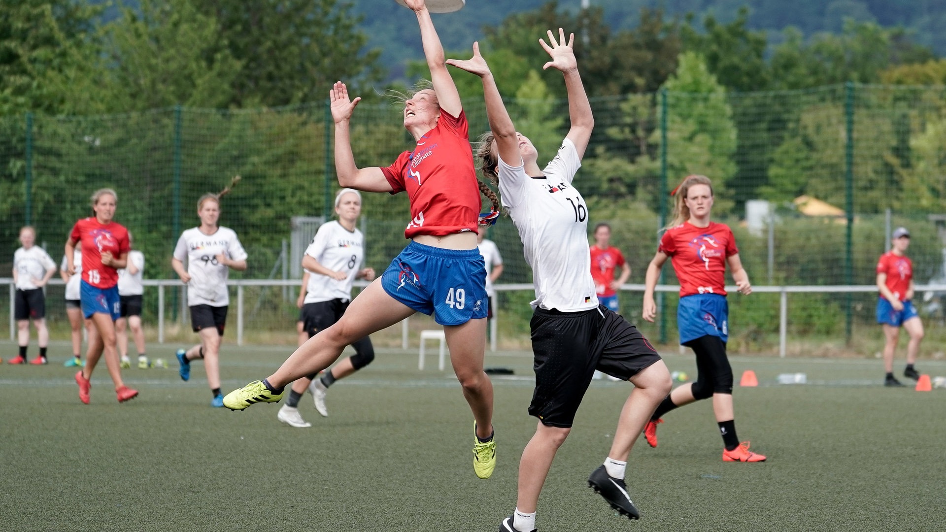 Foto: dpa Bildfunk, picture alliance / foto2press | Oliver Zimmermann Sarah Ladd (Team GB) und Franziska Meyer (Deutschland) im Zweikampf um die Frisbeescheibe – der Sport wird auch bei internationalen Wettkämpfen ohne Schiedsrichter gespielt. Ultimate Frisbee gilt daher als Musterbeispiel für Fair Play im Sport. (Foto: dpa Bildfunk, picture alliance / foto2press | Oliver Zimmermann)