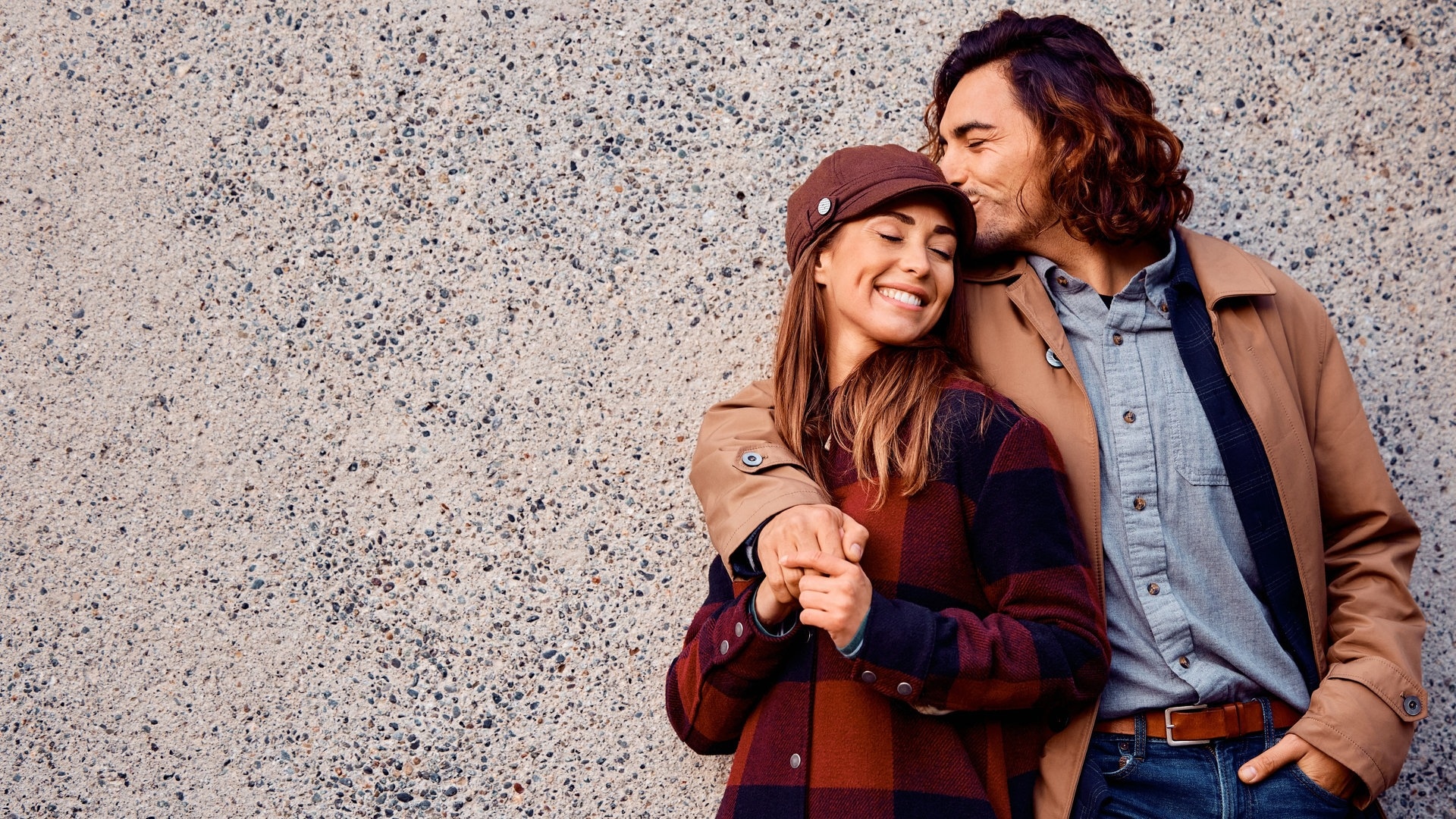 Foto: Adobe Stock Mann küsst Frau auf den Kopf, um so die Sprache der Liebe Zärtlichkeit auszudrücken. Zärtlichkeit gehört zu eine von fünf Love Languages. (Foto: Adobe Stock)