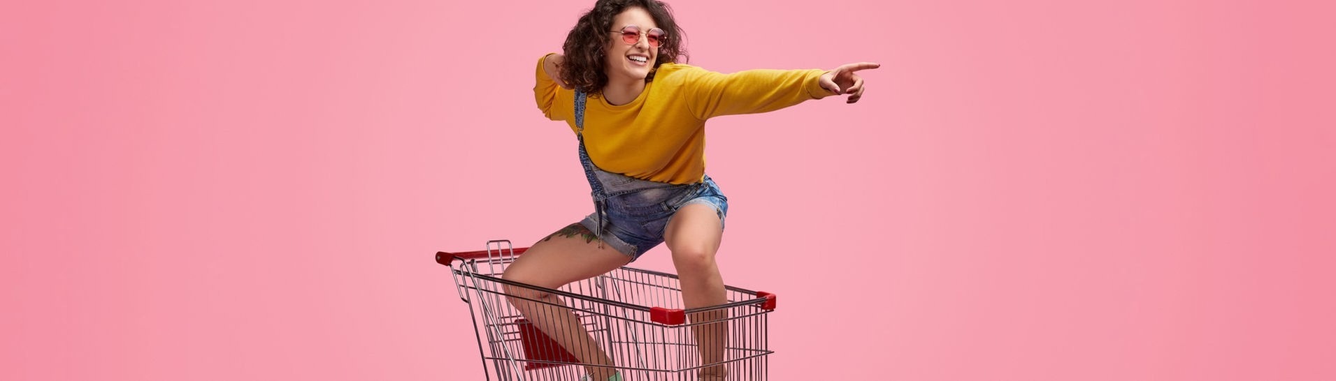 Frau steht in Einkaufswagen (Foto: Adobe Stock, kegfire)
