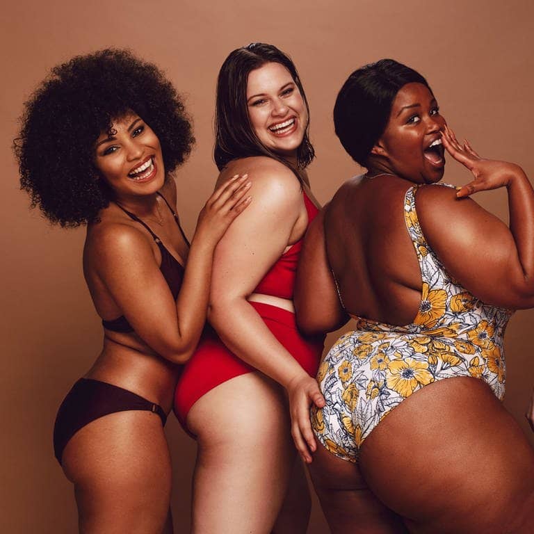 Vier Frauen mit unterschiedlichen Figuren und Hautfarben – lachend und selbstbewusst im Bikini (Foto: Adobe Stock, Jacob Lund)