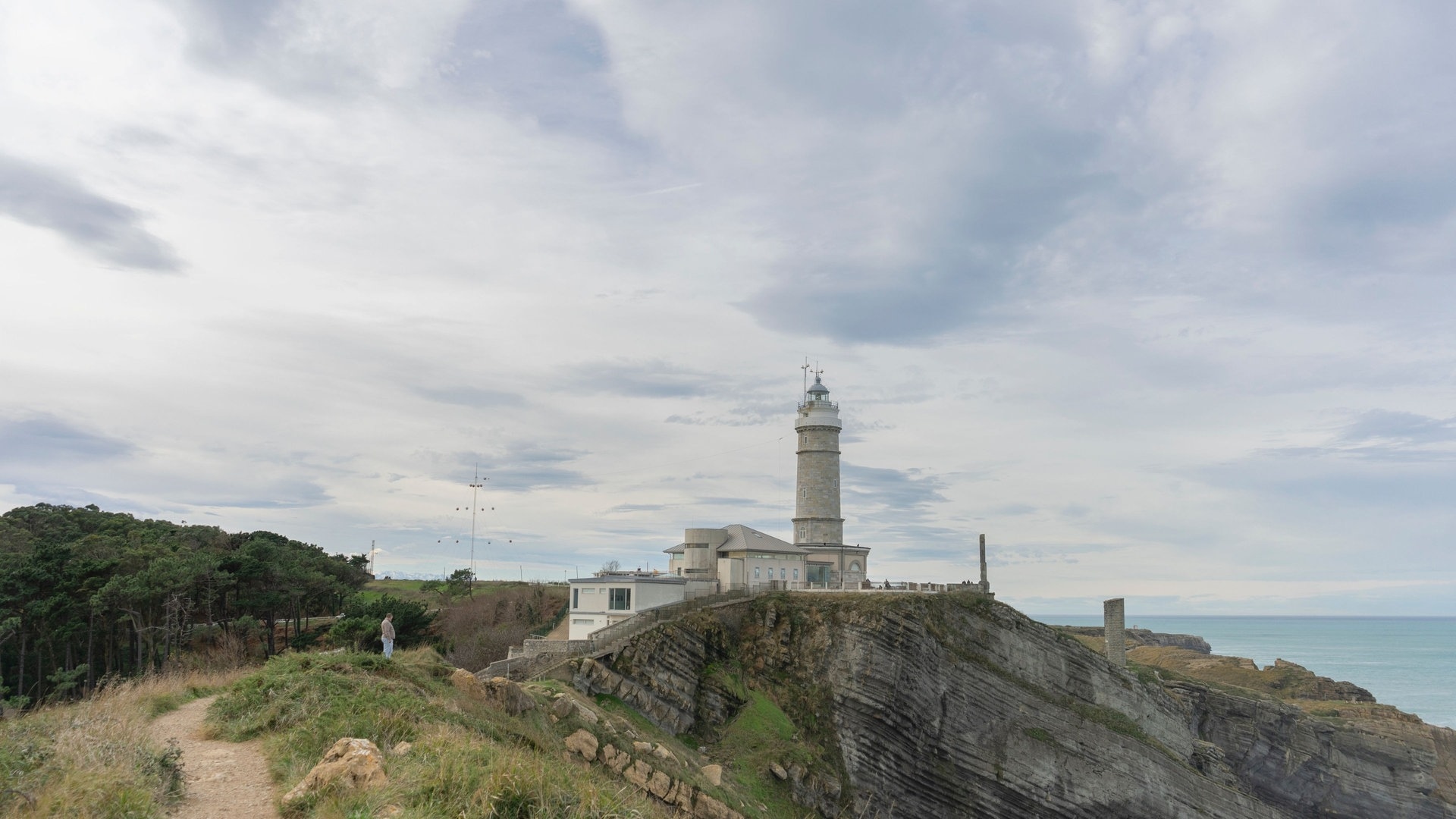 Foto: IMAGO Wirestock Santander an der Nordküste Spaniens ist ein Geheimtipp für eine Städtereise und ist bekannt für die schöne Bucht am Meer inklustive Leuchtturm. (Foto: IMAGO Wirestock)
