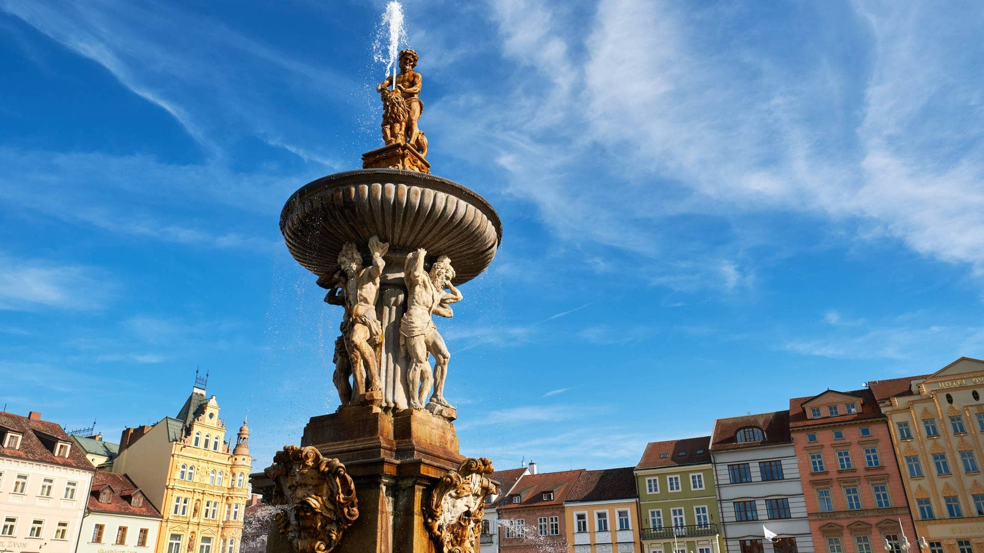 Budweis im Süden von Tschechien bedeutet vielfältige Städtereise mit einem lebhaften Marktplatz, authentischer Küche und viel Kultur! (Foto: IMAGO robertkalb photographien)
