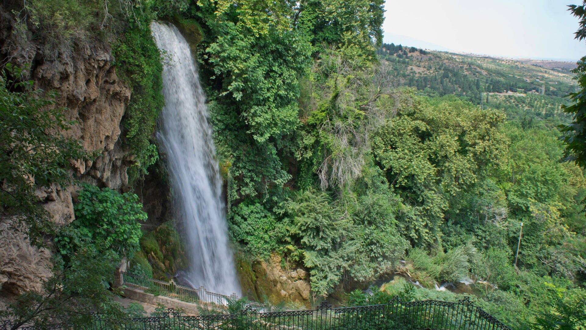 Edessa bietet Städtetrip mit Stadt, Natur und einem prächtigen Wasserfall, der neben der historischen Stadt dahinfließt – alles dabei für Touristen. (Foto: IMAGO / YAY Images)