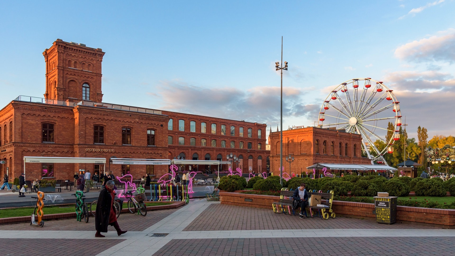 Foto: IMAGO Panthermedia Lodz ist der Gehimtipp eine Städtereise in Polen – jung, cool und vielfältig! Rote Backsteingebäude, ein Riesenrad und neon Flamingos bringen Flair. (Foto: IMAGO Panthermedia)