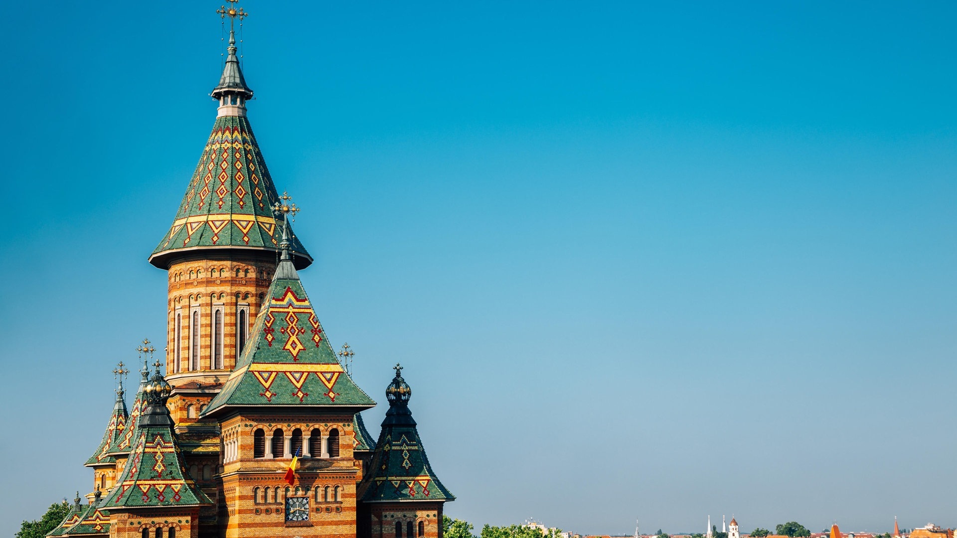 Foto: picture alliance Zoonar Sanga Park Städtetrip in Timisoara bedeutet viel Kultur und schöne Gebäude, wie die bunt bemalte Kirche der Stadt – ein echter Geheimtipp. (Foto: picture alliance Zoonar Sanga Park)