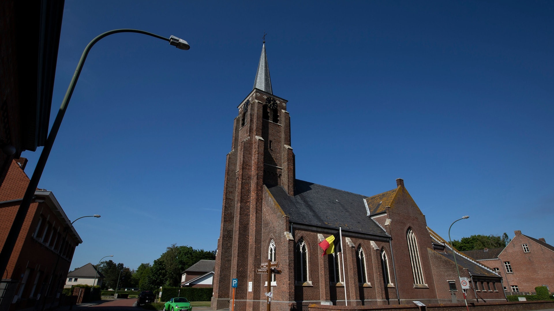 Foto: picture alliance/dpa/BELGA_INTERNAL | Kristof Van Accom In Baarle-Hertog kann man Städtetrip in zwei Ländern in nur einer Stadt machen. Die Grenze der zweier Länder verläuft genau durch die Gehimtipp Stadt, die darüber hinaus noch schöne Bauten, wie Kirchen bietet. Eine Städtereise mit Grenzerfahrung! (Foto: picture alliance/dpa/BELGA_INTERNAL | Kristof Van Accom)